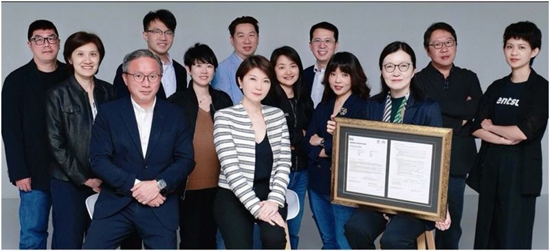 台灣世界第一！電通集團攜手衛星公會奪全球首張【電視廣告投放碳足跡證書》。（圖／電通行銷傳播集團（dentsu）提供）