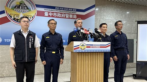 柯文哲掃街分局長誤噴辣椒水　中警道歉了