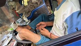 彰化低收男「腿截肢」蝸居小貨車！傷口滲血蚊蟲繞　靠善心人接濟度日（圖／賴清美提供） 