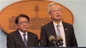 總統府秘書長潘孟安（左）、外交部次長吳志中（右）說明賴總統取消出訪（圖／記者劉秀敏攝影）