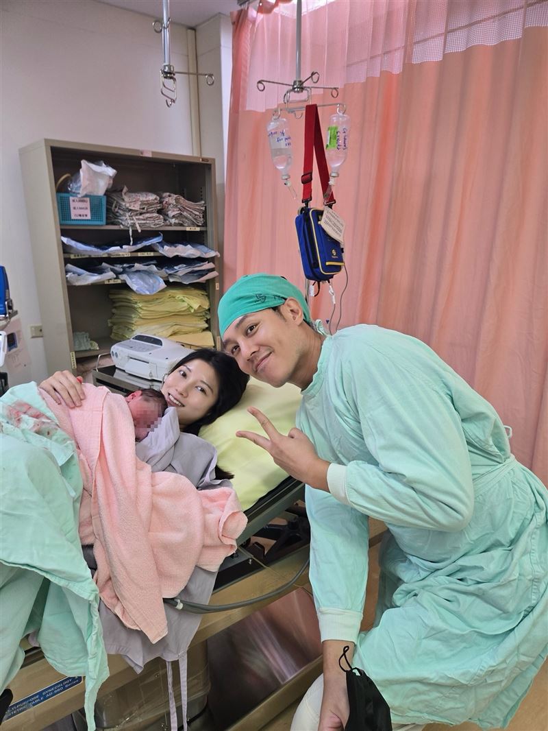 嚴浩迎來寶貝兒子「小饅頭」。（圖／翻攝自藝起發光臉書）