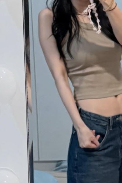 方志友身穿大地色短版背心，搭配高腰牛仔褲，直接展現平坦腹部與勻稱曲線，整體身形明顯比過去更加精實。（圖／翻攝自方志友IG）