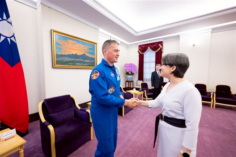 蕭美琴接見台灣出生的NASA台裔太空人林琪兒醫師(Dr. Kjell Lindgren)。（圖／總統府提供）
