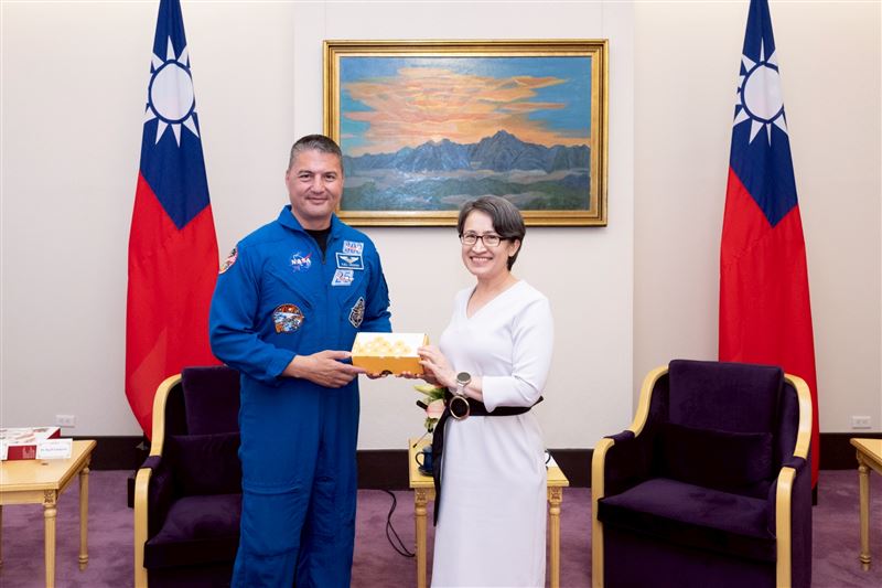 蕭美琴接見台灣出生的NASA台裔太空人林琪兒醫師(Dr. Kjell Lindgren)。（圖／總統府提供）