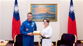 蕭美琴接見台灣出生的NASA台裔太空人林琪兒醫師(Dr. Kjell Lindgren)。（圖／總統府提供） 