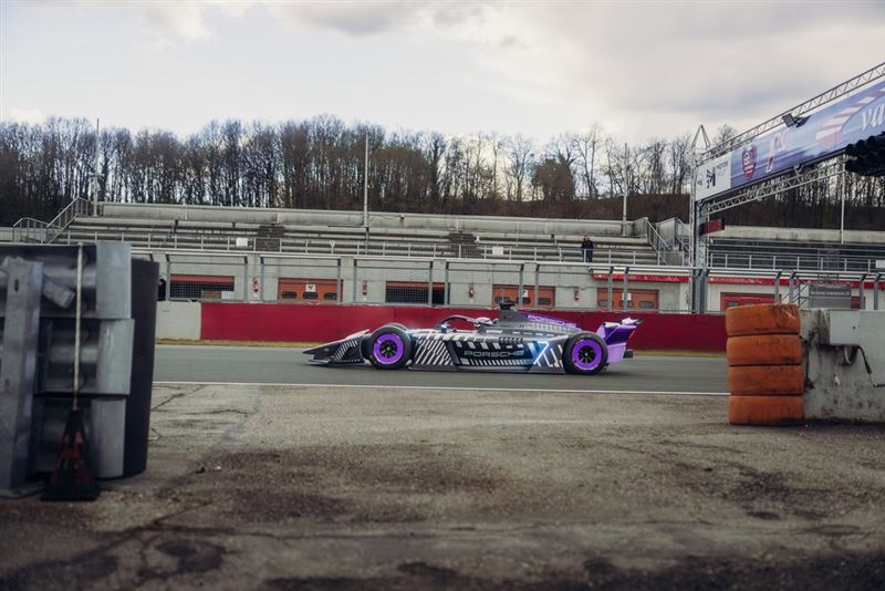 保時捷975 RSE電動方程式賽車，首度導入恆時四輪驅動與大幅提升的空力下壓力。（圖／Porsche提供）