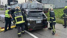 台中嚴重車禍！轎車衝撞大貨車「車頭撞開花」2人夾困車內無呼吸（圖／翻攝畫面）