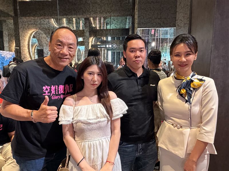 資深電影演員王自強（左起）、新人演員劉庭嘉、郭嘉豪導演、金鐘主持人亞里合影。（圖／翻攝自臉書）