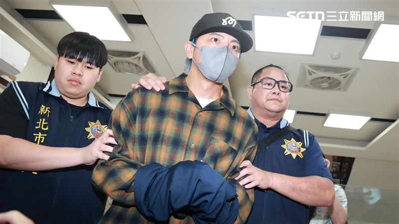 檢警進一步調查發現，涉案人士不只一般民眾，還包括多名演藝圈人士，整起「閃兵案」規模擴大，成為輿論焦點。圖為坤達。（圖／記者鄭孟晃攝影）