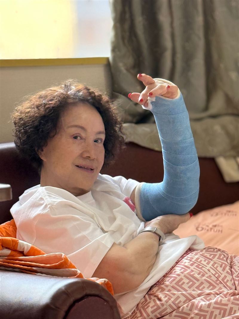 韓湘琴打石膏。（圖／翻攝自韓湘琴臉書）