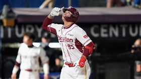 樂天桃猿一壘手李勛傑轟出代打逆轉3分砲。（圖／樂天桃猿提供） 