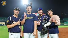 中信兄弟鄭浩均、呂彥青、李振昌3人接力完成無安打比賽。（圖／中信兄弟提供） 