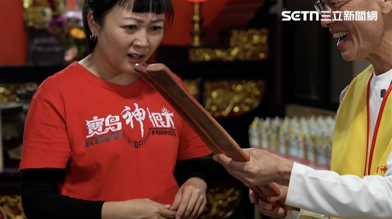 阿白一臉疑惑看著扁擔。（圖／寶島神很大提供）