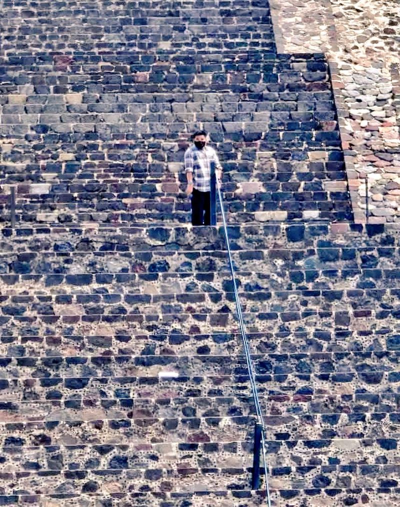 血染古文明！墨西哥槍手登金字塔瘋狂掃射1死13傷。（圖／翻攝自X平台 @MonitorOnlineQ）