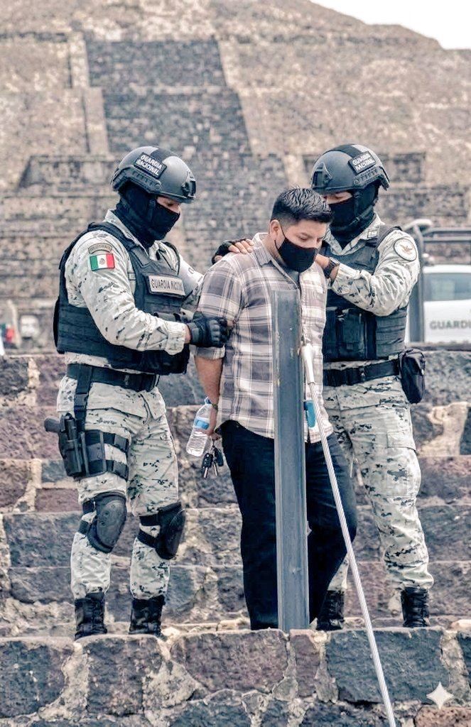 墨西哥槍手行兇後，遭趕來的特勤小組登塔逮捕。（圖／翻攝自X平台 @MonitorOnlineQ）