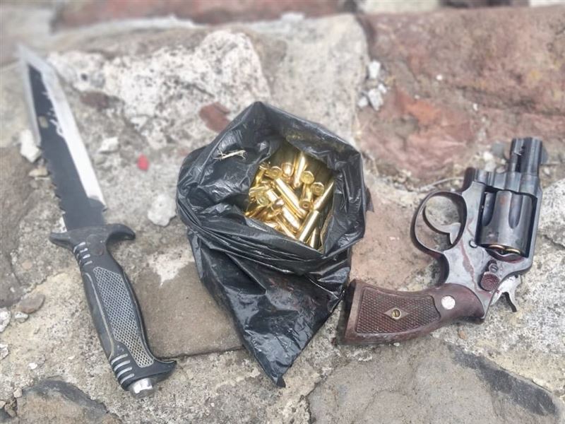 墨西哥警方在金字塔上搜出兇嫌的槍彈和藍波刀。（圖／翻攝自X平台 @MonitorOnlineQ）