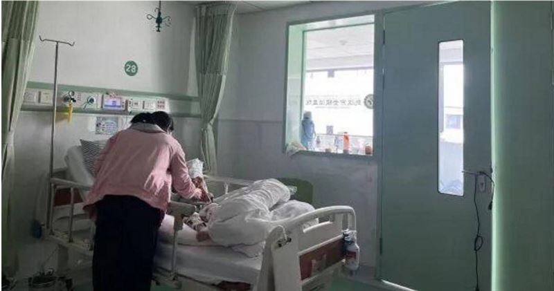 武漢7歲男童感染腦膜炎雙球菌，病情惡化導致全身皮膚壞死，目前持續治療中。（圖／翻攝自環球網）