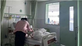 武漢7歲男童感染腦膜炎雙球菌，病情惡化導致全身皮膚壞死，目前持續治療中。（圖／翻攝自環球網）