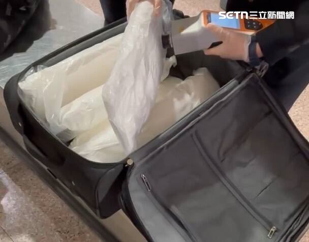 英國籍男子攜帶20公斤K他命闖關被查獲。（圖／翻攝畫面）