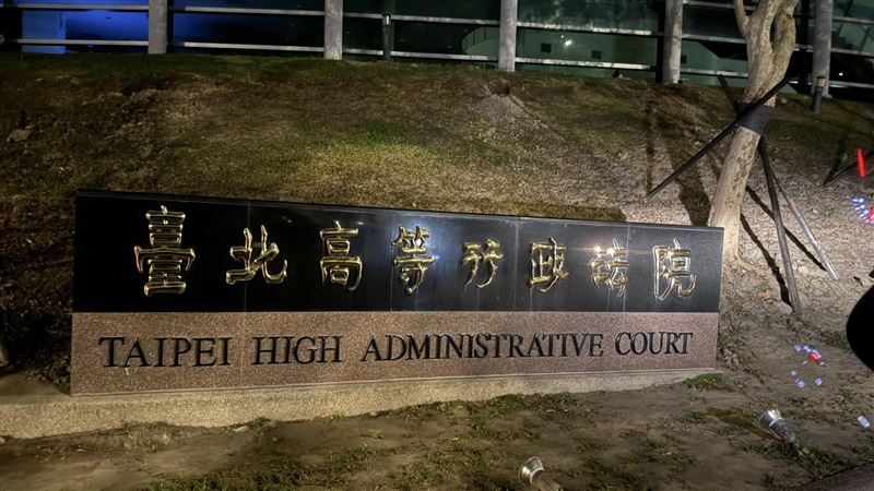 李貞秀21日晚間前往北高行遞出訴狀。（圖／翻攝自李貞秀臉書）