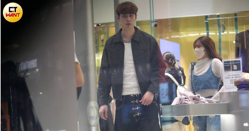 本刊4月17日直擊啦啦隊雙棲女神笑笑，和同隊小前鋒林信寬晚餐約會。（圖／CTWANT）