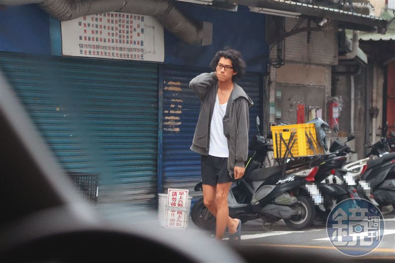 4/6 17：03 朱軒洋與吳卓源同樣住在內湖區，出門的時候裝扮相當家居。（圖／鏡週刊）