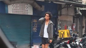 4/6 17：03 朱軒洋與吳卓源同樣住在內湖區，出門的時候裝扮相當家居。（圖／鏡週刊）