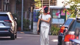 4/19 15：23 吳卓源現身住處，正是朱軒洋出入過夜的地方，不久前甚至傳兩人進入同居狀態。
