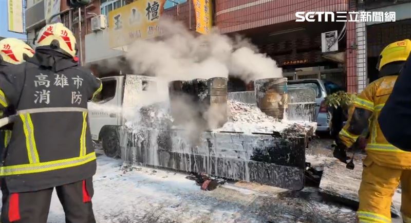消防獲報出動噴灑泡沫滅火，目前火勢已經控制，所幸無人傷亡。（圖／翻攝畫面）