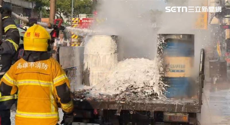 開到一間香舖前，火舌竄出，後車斗瞬間陷入火海，駕駛下車逃生，火勢大到燒毀金香舖招牌。（圖／翻攝畫面）
