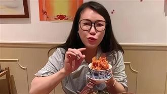 認了男扮女裝　美食網紅整形失敗首露臉