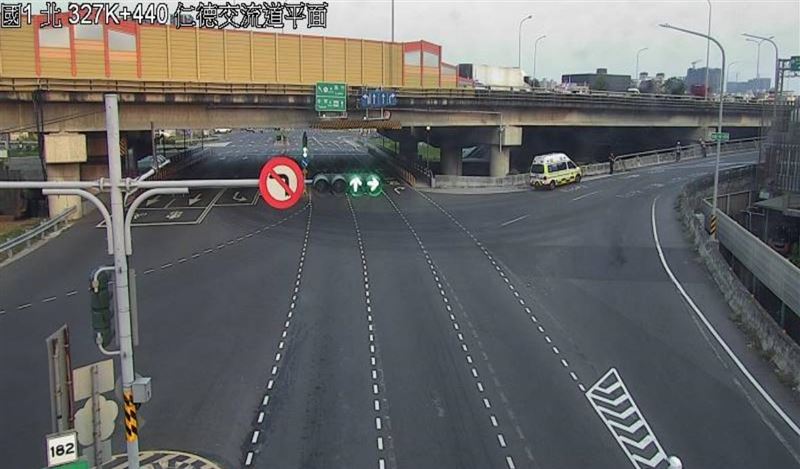 救護人員抵達現場四處尋人。（圖／翻攝畫面）