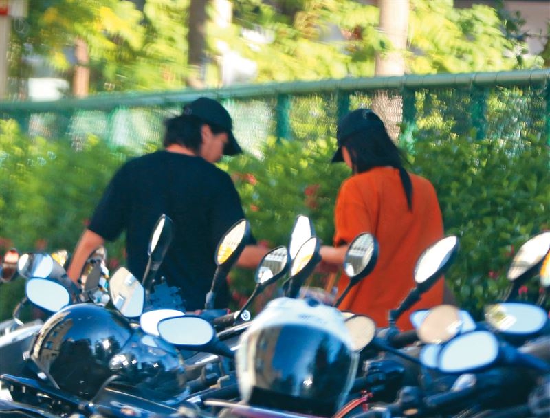 楊銘威（左）和方志友（右）因接送小孩，難得夫妻倆同框。（圖／鏡週刊）