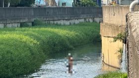 警消人員在溪裡尋獲受傷的吳男。（圖／翻攝畫面）