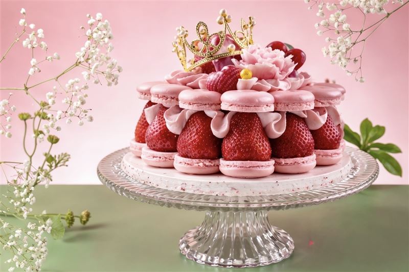 「馨心相映」草莓馬卡龍蛋糕。（圖／飯店旅宿業者提供）