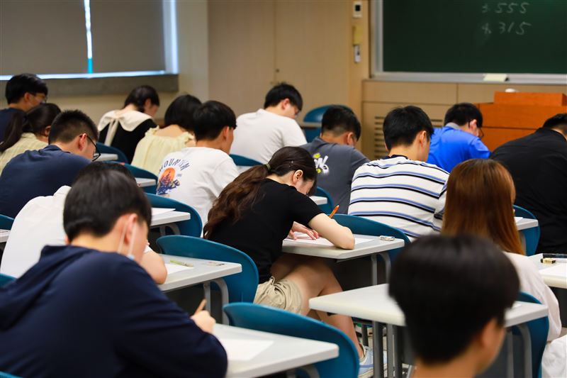 「2025年臺灣地區TOEIC Bridge成績統計報告」顯示，考生聽讀測驗整體平均64分，超過半數已達CEFR A2等級。（圖／忠欣公司提供）