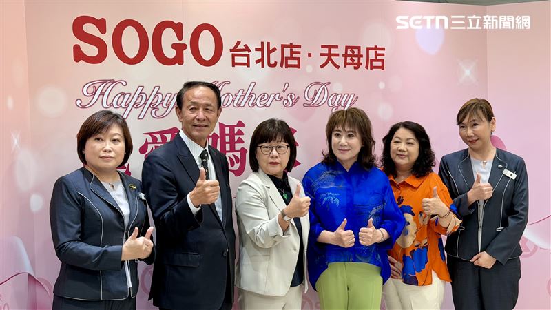 SOGO董事長黃晴雯(右3)率百貨高層公布今年母親節檔期優惠。(圖／記者賴俊佑攝影）