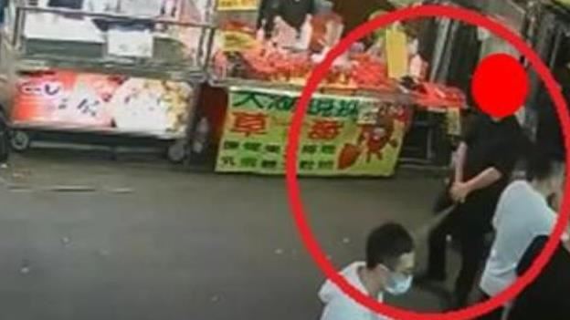 周俊銘稱因察覺辣椒水噴罐疑似故障，才對地板噴灑測試前後共4次，事後隨手丟棄在垃圾桶。（圖／翻攝畫面）