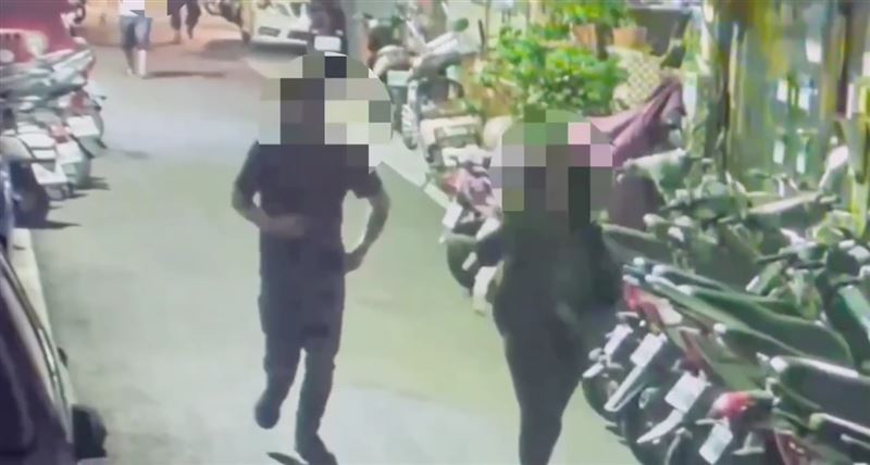 李女的男友人揮刀攻擊房東及林姓房仲，被害人驚嚇逃跑。（圖／翻攝畫面）