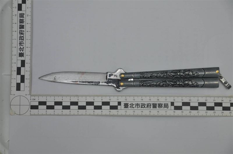 警方查扣嫌犯作案用的折疊刀。（圖／翻攝畫面）