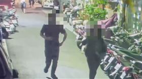 李女的蔡姓男友人（52歲）揮刀攻擊房東及林姓房仲，造成2人手臂及腰部撕裂傷。（圖／翻攝畫面）