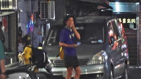 4/14 18：36 本刊直擊朱軒洋出入吳卓源住處附近。（圖／鏡週刊）