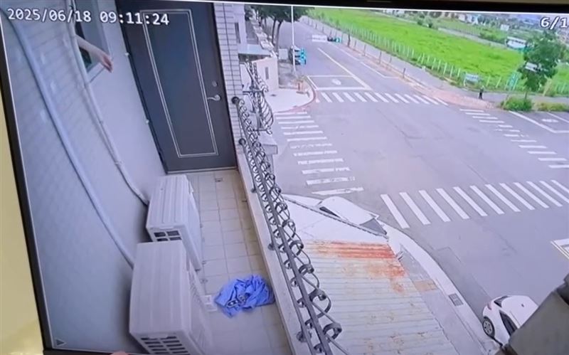 詐騙成員見到警方攻堅，連忙將假公安制服丟出窗外準備燒毀。(圖／翻攝畫面)