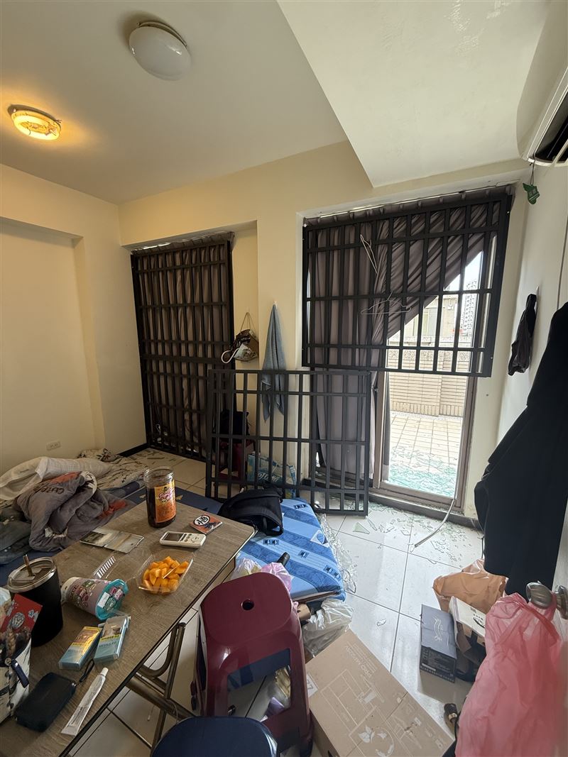 黃嫌擔心遭警方逮捕，將詐騙機房改造成銅牆鐵壁，各樓層窗戶內側都裝上鐵窗、樓梯內部裝設三道鎖的鐵門。(圖／翻攝畫面)