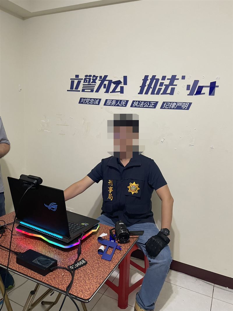 黃嫌承租透天厝做為詐騙機房，房間內佈置成中國公安辦公室，透過AI視訊詐騙香港人。(圖／翻攝畫面)