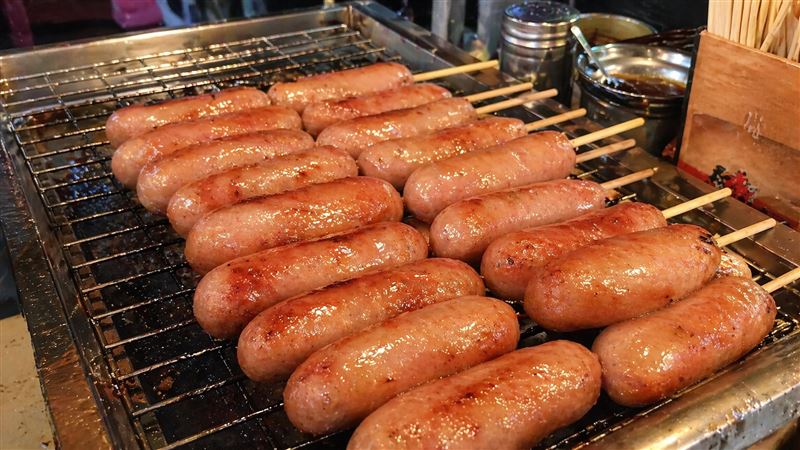 饒河夜市出現「澱粉腸」引發討論。血液腫瘤科醫師廖繼鼎指出，澱粉腸的成分多為添加物與雞骨泥，營養價值極低；若經高溫油炸會產生致癌物，長期食用恐增加罹癌風險。（圖／AI製圖）