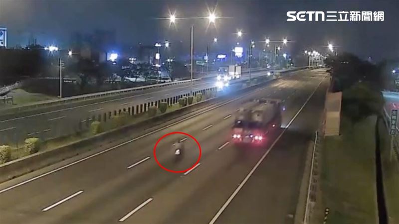 21歲吳姓男子從高雄楠梓交流道闖上國道1號，一路騎中線狂飆。（圖／翻攝畫面）