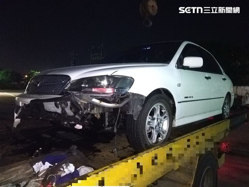 機車倒在內側車道，先後被自小客車及大貨車先後追撞，變成一團廢鐵。（圖／翻攝畫面）