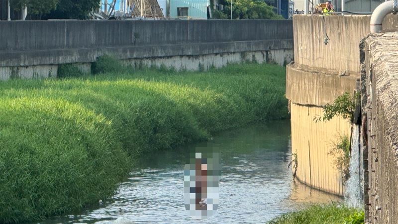 吳男墜橋後曾在三爺宮溪內裸泳，最終在大排水溝內被尋獲，僅四肢擦傷。（圖／翻攝畫面）
