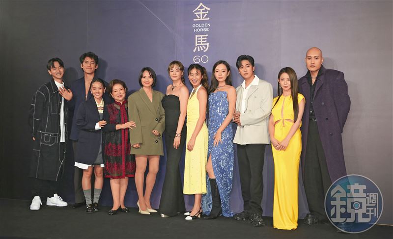 朱軒洋（左2）、吳卓源（右4）出席金馬影展閉幕片《愛情城事》媒體活動，當時兩人站得很遠，有說法他們是合作《搜查瑠公圳》才擦出愛火。（圖／鏡週刊）